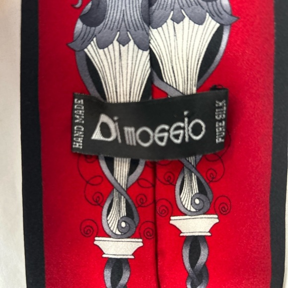 Elegant Red and Black Tie - Picture 4 of 5